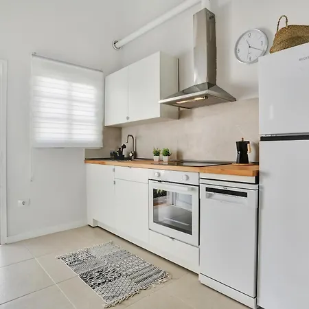 Recently Renovated, With Views, Barbecue And Outdoor Shower Apartment